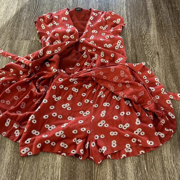 LOFT Red Floral Wrap Skort Romper Dress Sz 6 Short Sleeve V-Neck Ruffle Hem GUC - Picture 10 of 12
